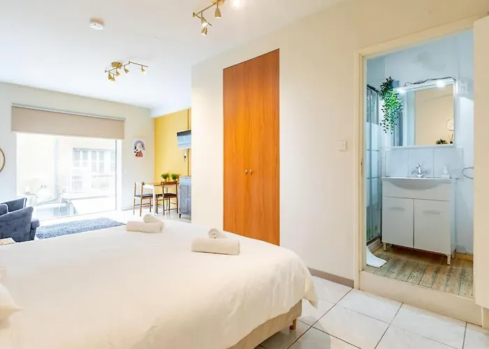 Charming With Reading Nook & View Apartmán *