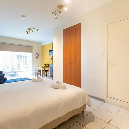 Charming With Reading Nook & View Apartment *