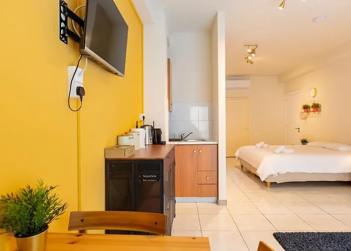 Charming With Reading Nook & View * Nikozja